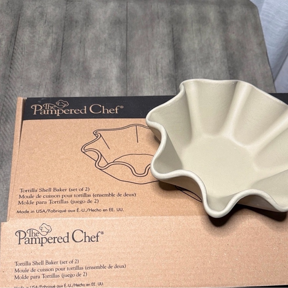 Pampered Chef Cream Tortilla Shell Baker Set